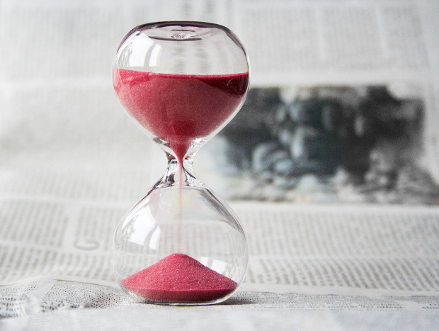 Sand hourglass with pink/red sand